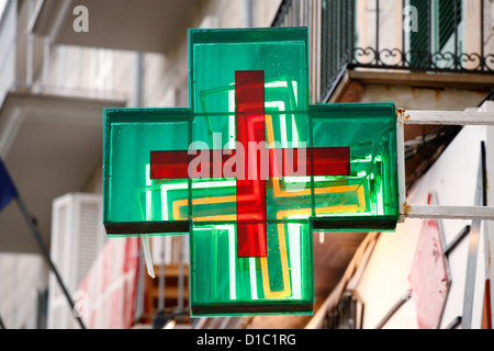 Port de Soller, Mallorca, Spanien, Gruenes Kreuz für eine internationale Apotheke Stockfoto