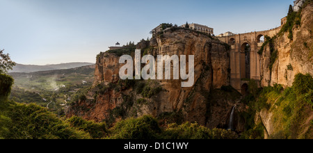 Panoramablick über die Klippen in der Altstadt von Ronda, Spanien und der Brücke über die Schlucht El Tajo Stockfoto