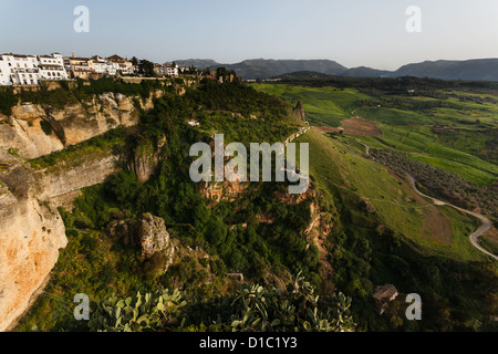 Üppige spanische Landschaft von den Klippen der Altstadt von Ronda, Spanien. Stockfoto