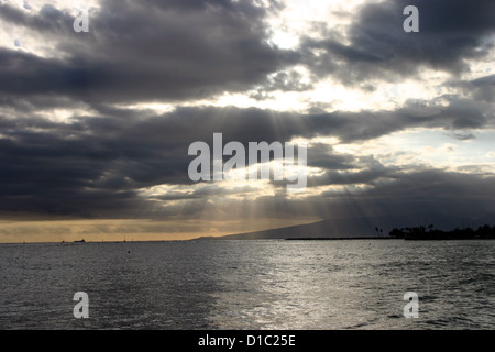 Strahlen der Sonne spähen durch Wolken auf den Ozean auf Kauai, HI Stockfoto