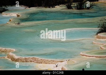 Pools gebildet durch Calcit Ablagerungen in Huanglong Natur behalten uns buchstäblich "gelben Drache" im nordwestlichen Teil von Sichuan, China Stockfoto