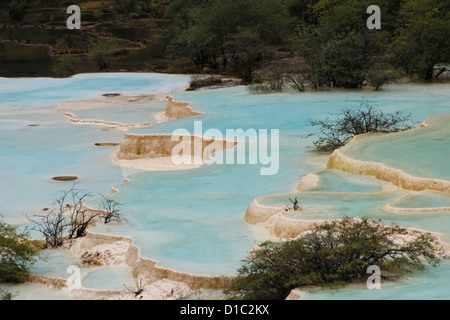 Pools gebildet durch Calcit Ablagerungen in Huanglong Natur behalten uns buchstäblich "gelben Drache" im nordwestlichen Teil von Sichuan, China Stockfoto