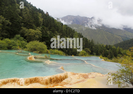 Pools gebildet durch Calcit Ablagerungen in Huanglong Natur behalten uns buchstäblich "gelben Drache" im nordwestlichen Teil von Sichuan, China Stockfoto