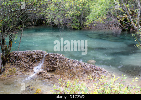 Pools gebildet durch Calcit Ablagerungen in Huanglong Natur behalten uns buchstäblich "gelben Drache" im nordwestlichen Teil von Sichuan, China Stockfoto