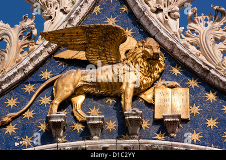 Der geflügelte goldene Löwe von Str. Markierung auf die Basilika von San Marco, Venedig Stockfoto