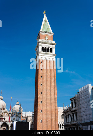 Der majestätische Turm (Campanile) in Markusplatz, Venedig Stockfoto