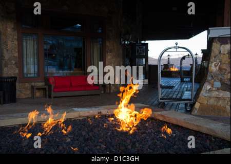 Einen gemütlichen Kamin am Eingang des Waldorf Astoria in Park City, Utah UT Stockfoto