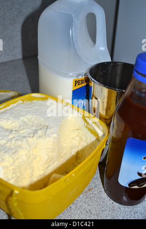 hausgemachter Milchshake Zutaten, Vanille-Eis, Milch, Schokoladenglasur Stockfoto