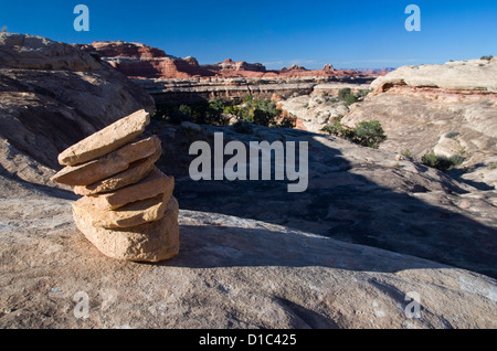 Rock Cairn Kennzeichnung eine Wanderroute in Canyonlands National Park, Utah. Stockfoto
