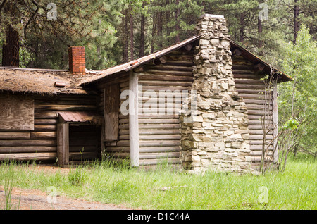 Eine alte verlassene Blockhütte im Wald Stockfoto