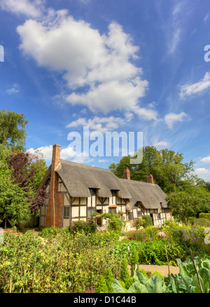 Anne Hathaway (Ehefrau Shakespeares) berühmten reetgedeckten Haus und Garten in Shottery, vor den Toren Stratford-upon-Avon. Stockfoto