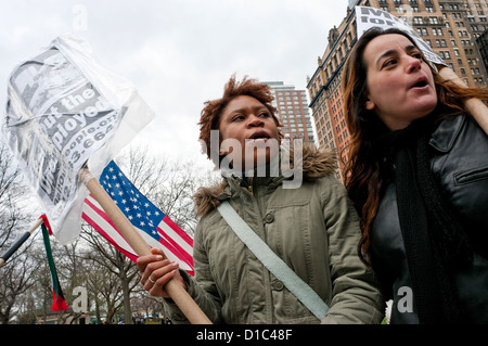 New York, NY marschieren 15. Dezember 2012 Anti-Corporate Bailout Demonstranten den Broadway hinunter zum Battery Park © Stacy Walsh Rosenstock/Alamy Stockfoto