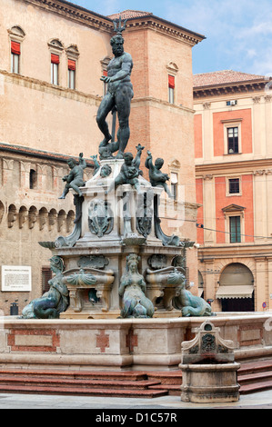 Brunnen von Neptun am Piazza del Nettuno mit Biblioteca Salaborsa Palazzo d'Accursio auf Hintergrund in Bologna, Italien Stockfoto