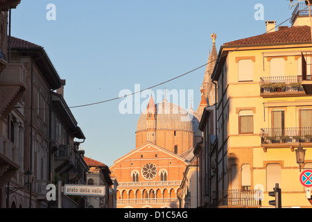 Ansicht der Basilica di Sant Antonio da Padova aus Prato della Valle in Padua Italien im sonnigen Herbstabend Stockfoto