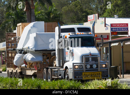 LKW mit großen breiten Last auf Tieflader unterwegs auf der Autobahn Stockfoto