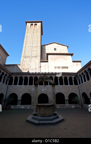 Blick auf Brunnen und das mittelalterliche Kloster in Basilika Santo Stefano, Bologna, Italien Stockfoto