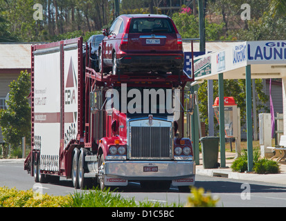 LKW, Autotransporter, mit Last des Autos auf der Autobahn unterwegs Stockfoto