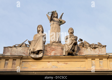 Statue am Dach des L' Arena del Sole - Theater in Bologna, Italien in Herbstmorgen Stockfoto