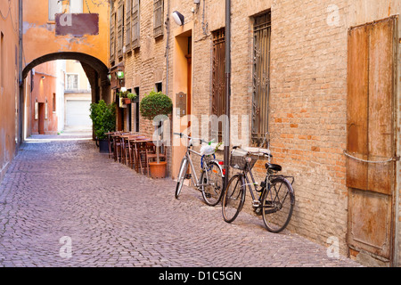 alte Stein mittelalterliche Gasse in der Altstadt von Ferrara, Italien Stockfoto