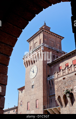 Blick auf den Uhrturm des Castello Estense von Arch in Ferrara, Italien Stockfoto