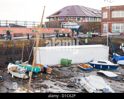 North Berwick, Schottland. 15. Dezember 2012. Sturmschäden im alten Hafen des Fischerdorfes. Ein heftigen Sturm fegte über Nacht von den Wellen der Nordsee und 20 Fuß brach über die Ufermauer, senden ein 40-Fuß-Kühlcontainer, die parkte auf dem Parkplatz in den Hafen, smashing, viele Boote und Yachten, Zehntausende von Pfund Schaden verursacht. Zum Glück wurde niemand verletzt. Bildnachweis: Bill Miller / Alamy Live News. Stockfoto