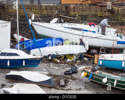 North Berwick, Schottland. 15. Dezember 2012. Sturmschäden im alten Hafen des Fischerdorfes. Ein heftigen Sturm fegte über Nacht von den Wellen der Nordsee und 20 Fuß brach über die Ufermauer, senden ein 40-Fuß-Kühlcontainer, die parkte auf dem Parkplatz in den Hafen, smashing, viele Boote und Yachten, Zehntausende von Pfund Schaden verursacht. Zum Glück wurde niemand verletzt. Bildnachweis: Bill Miller / Alamy Live News. Stockfoto