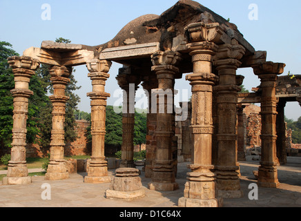 Tempelruinen bei Qutab minar-Komplex, Delhi, Indien Stockfoto