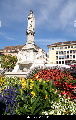 Denkmal von Walther von der Vogelweide befindet sich eine Statue liegt in der Mitte des Platzes Walther - Bozen-Italien Stockfoto