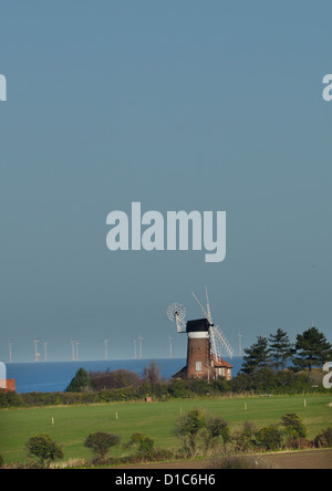 Weybourne Windmühle gegenübergestellt mit Offshore-Windkraftanlagen Stockfoto
