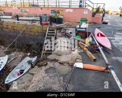 North Berwick, Schottland. 15. Dezember 2012. Sturmschäden im alten Hafen des Fischerdorfes. Ein heftigen Sturm fegte über Nacht von den Wellen der Nordsee und 20 Fuß brach über die Ufermauer, senden ein 40-Fuß-Kühlcontainer, die parkte auf dem Parkplatz in den Hafen, smashing, viele Boote und Yachten, Zehntausende von Pfund Schaden verursacht. Zum Glück wurde niemand verletzt. Bildnachweis: Bill Miller / Alamy Live News. Stockfoto