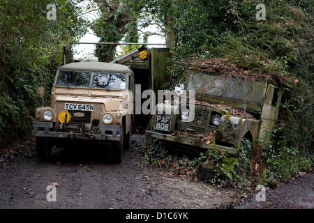 Einer alten britischen militärischen Land Rover verrottet in eine Hecke parkte neben einer Straße verdient man an der Seite einer Straße in Cornwall. Stockfoto