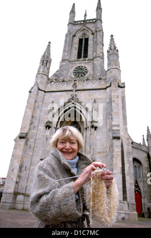 Schauspielerin Dora Bryan ist so verärgert auf die vorgeschlagene Schließung der St. Peter Kirche in Brighton stricken ist um zu speichern - 2007 Stockfoto