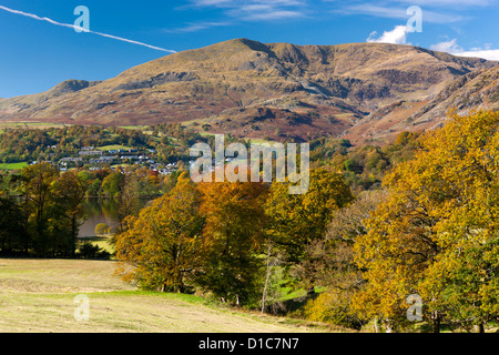 Blick über Coniston Water gegenüber den alten Mann Coniston in den Lake District National Park. Stockfoto