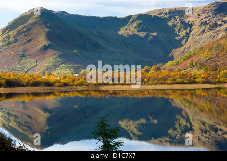 Blick über Brüder Wasser in Richtung hohe Hartsop Dodd, Lake District National Park. Stockfoto