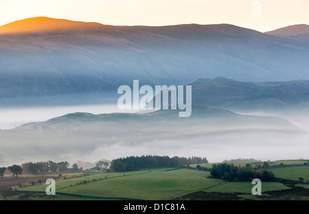 Blick vom Latrigg-Gipfel in Richtung Nebel über Felder, Lake District National Park. Stockfoto