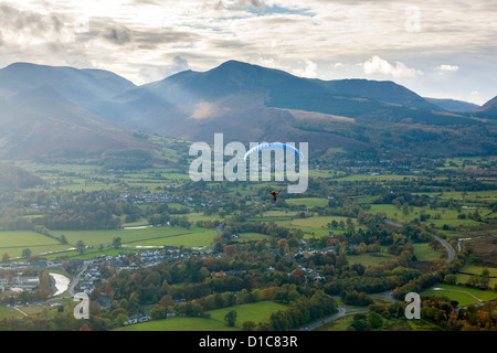 Gleitschirm über Keswick im Lake District National Park. Stockfoto