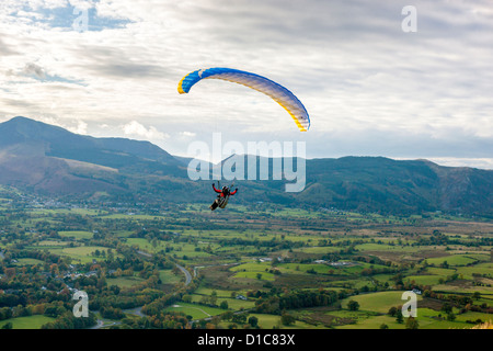 Gleitschirm über Keswick im Lake District National Park. Stockfoto