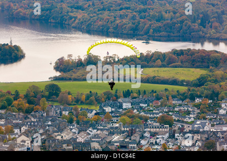 Gleitschirm über Keswick im Lake District National Park. Stockfoto