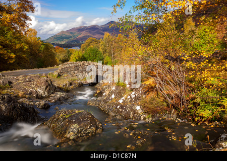 Ashness Brücke und Stream im Herbst, Lake District National Park. Stockfoto