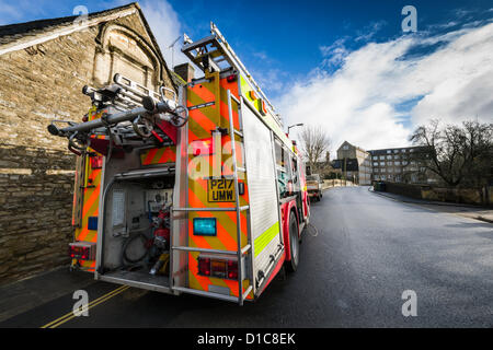 Ein Bild von einem Feuerwehrauto Pumpen Hochwasser aus einer Immobilie in Malmesbury. Die Folgen der Überschwemmungen die Wiltshire Stadt am 25. November 2012 getroffen. Stockfoto