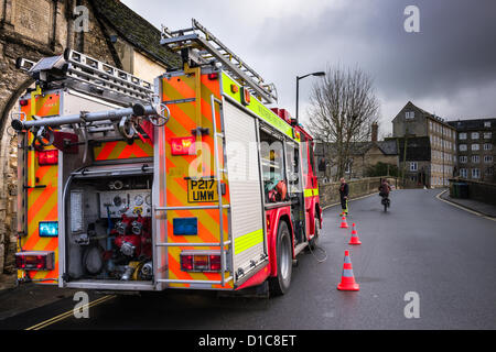 Ein Bild von einem Feuerwehrauto Pumpen Hochwasser aus einer Immobilie in Malmesbury. Die Folgen der Überschwemmungen die Wiltshire Stadt am 25. November 2012 getroffen. Stockfoto