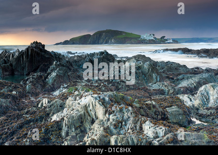 Felsige Küsten der Größe in der Abenddämmerung, Blick Richtung Burgh Island. Stockfoto