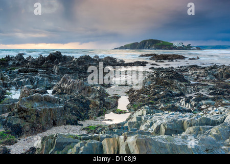 Felsige Küsten der Größe in der Abenddämmerung, Blick Richtung Burgh Island. Stockfoto