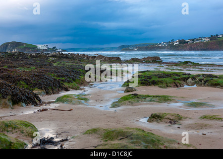 Felsige Küsten der Größe in der Abenddämmerung, Blick Richtung Burgh Island. Stockfoto