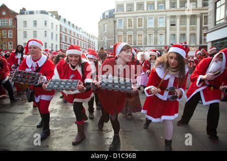 London, UK. 15. Dezember 2012 trifft jährliche Santa Con sammeln Central London. Jedes Jahr im Dezember Tausende Menschen sich als Santa für die jährliche Get-together von Santa Con verkleiden, gehen sie von verschiedenen Sehenswürdigkeiten in London vor dem Ende auf dem Trafalgar Square. Bildnachweis: Nelson Pereira / Alamy Live News Stockfoto