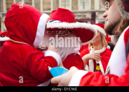 London, UK. 15. Dezember 2012 trifft jährliche Santa Con sammeln Central London. Jedes Jahr im Dezember Tausende Menschen sich als Santa für die jährliche Get-together von Santa Con verkleiden, gehen sie von verschiedenen Sehenswürdigkeiten in London vor dem Ende auf dem Trafalgar Square. Bildnachweis: Nelson Pereira / Alamy Live News Stockfoto