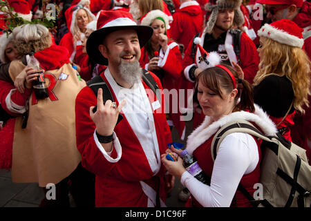 London, UK. 15. Dezember 2012 trifft jährliche Santa Con sammeln Central London. Jedes Jahr im Dezember Tausende Menschen sich als Santa für die jährliche Get-together von Santa Con verkleiden, gehen sie von verschiedenen Sehenswürdigkeiten in London vor dem Ende auf dem Trafalgar Square. Bildnachweis: Nelson Pereira / Alamy Live News Stockfoto