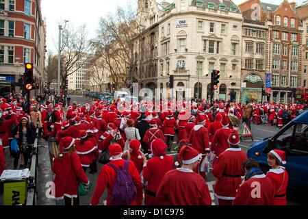 London, UK. 15. Dezember 2012 trifft jährliche Santa Con sammeln Central London. Jedes Jahr im Dezember Tausende Menschen sich als Santa für die jährliche Get-together von Santa Con verkleiden, gehen sie von verschiedenen Sehenswürdigkeiten in London vor dem Ende auf dem Trafalgar Square. Bildnachweis: Nelson Pereira / Alamy Live News Stockfoto