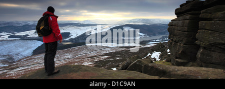 Erwachsene männliche Walker auf Howden Moors, Winter, Ladybower Vorratsbehälter, Upper Derwent Valley, Peak District Nationalpark Derbyshire Stockfoto