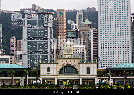 Star Ferry Central Pier mit HSBC Building Central District Hong Kong. Stockfoto